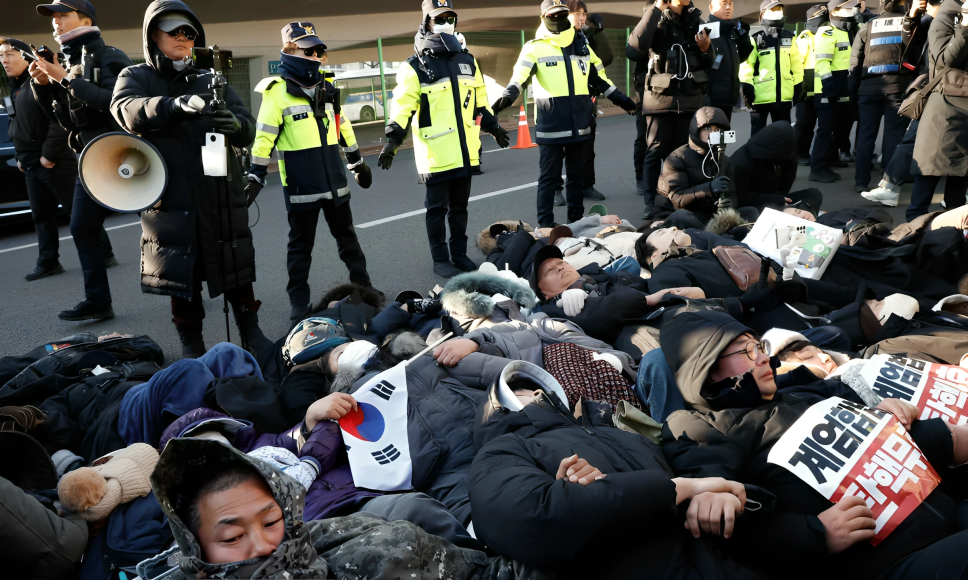 Read more about the article 한국 대통령 체포: 사다리, 국수 스테이션, 그리고 K팝