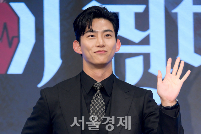 옥택연의 다채로운 여정: 2PM 아이돌에서 유명 배우로